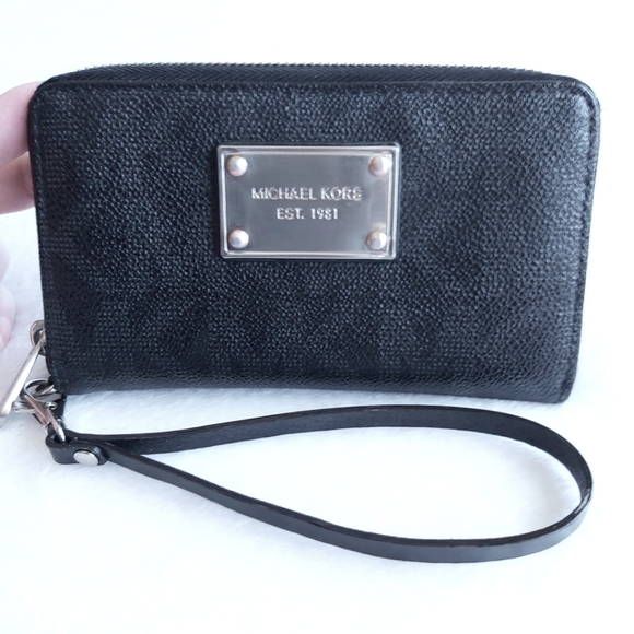 Michael Kors Jet Set Zip around Black Signature Wristlet Wallet - Picture 3 of 15